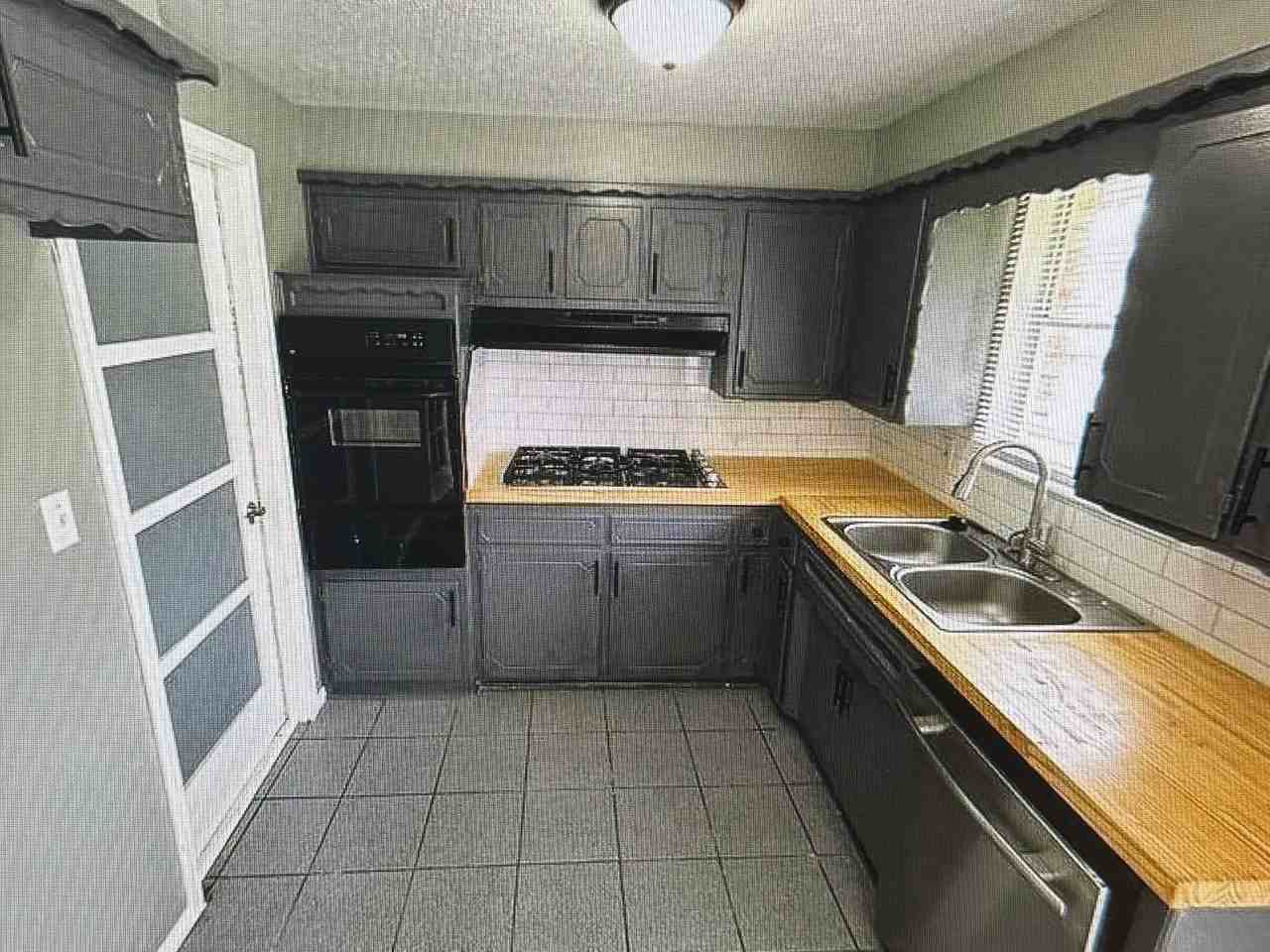 2829 Sw 82nd St - Photo 2 of 8