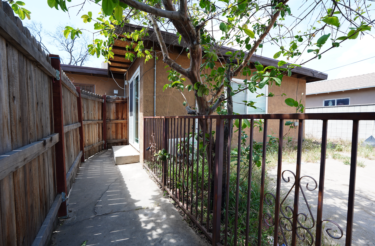 1405 N Riverside Ave - Photo 2 of 13