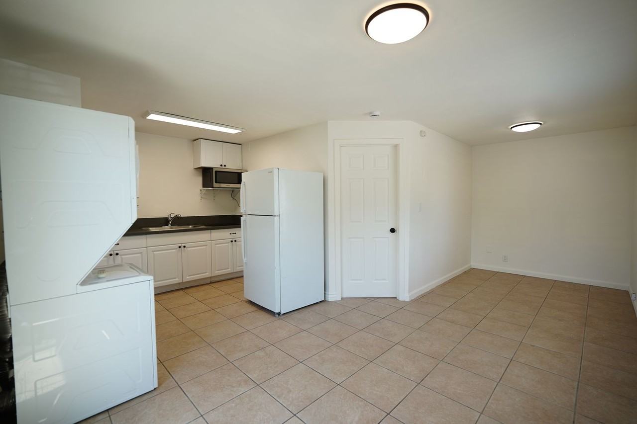 1405 N Riverside Ave - Photo 4 of 13