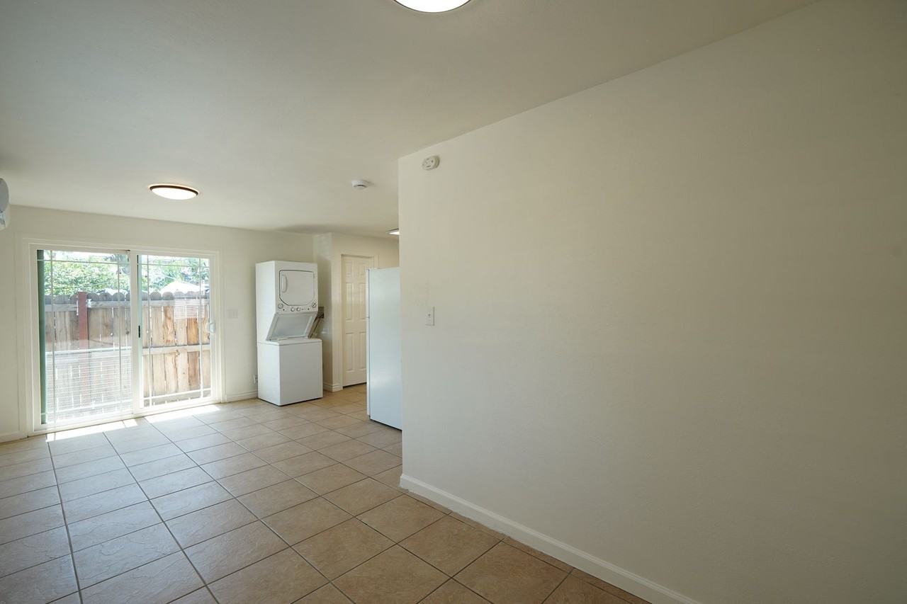 1405 N Riverside Ave - Photo 6 of 13