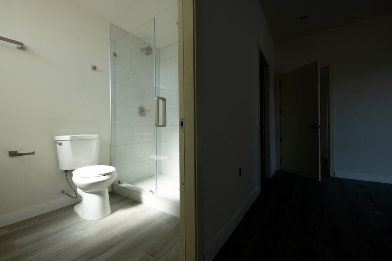 1128 W 39th St - Photo 3 of 9