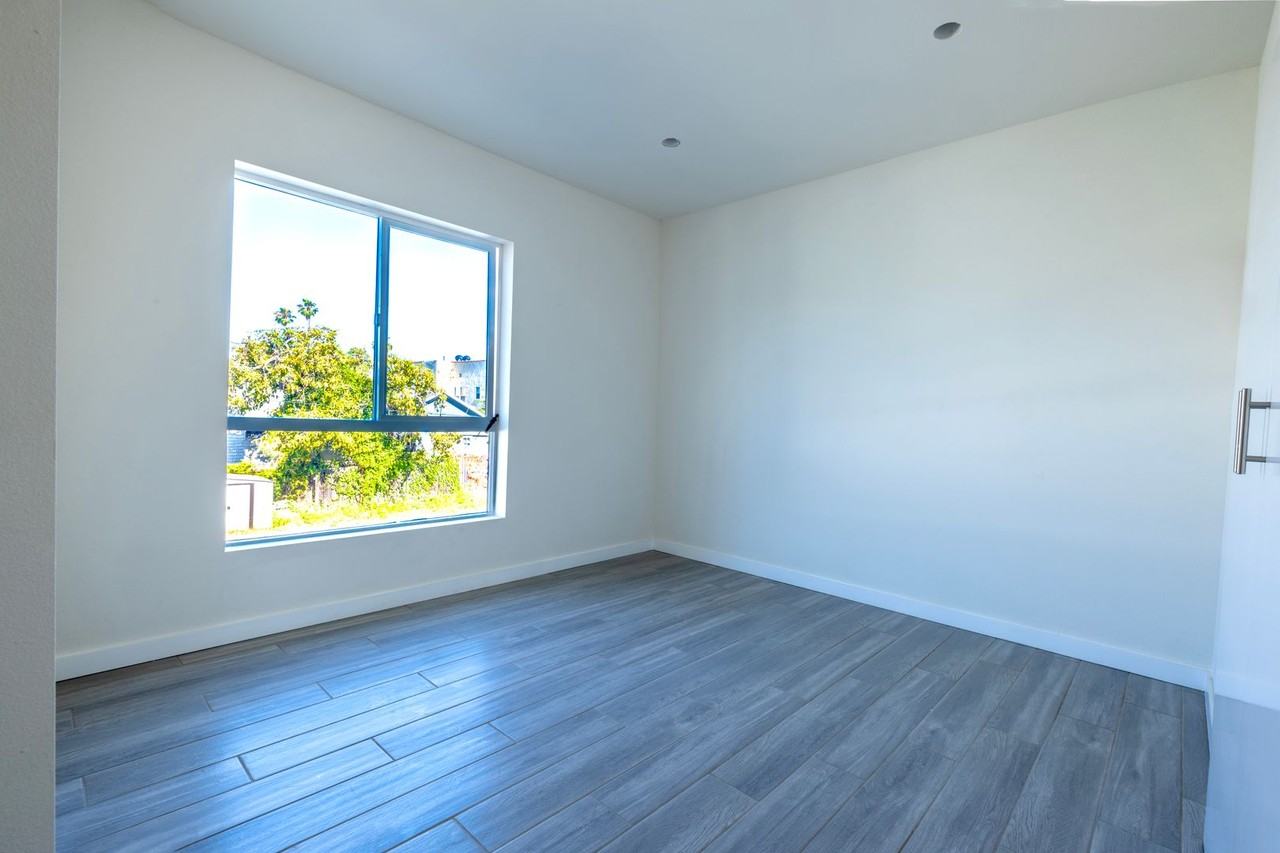1128 W 39th St - Photo 4 of 9