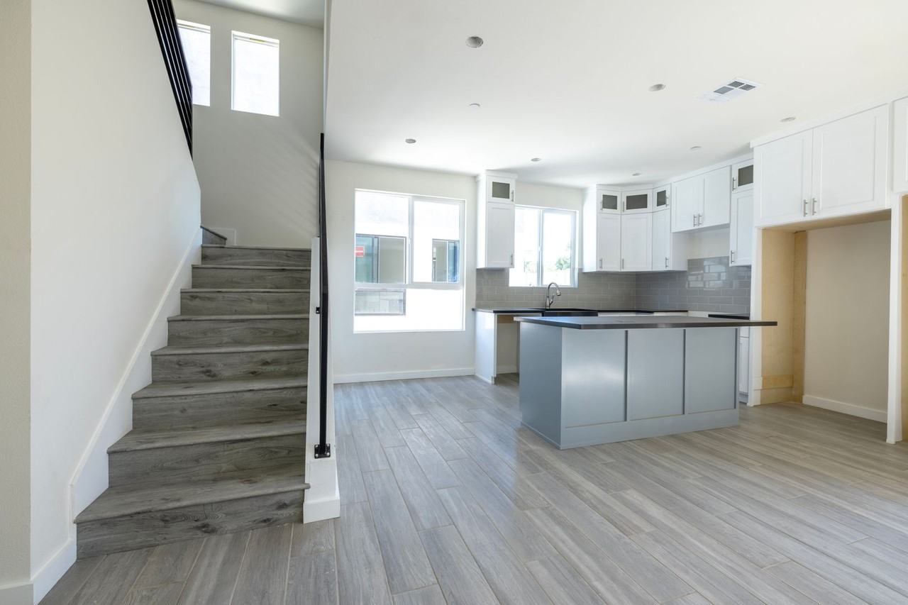 1128 W 39th St - Photo 5 of 9