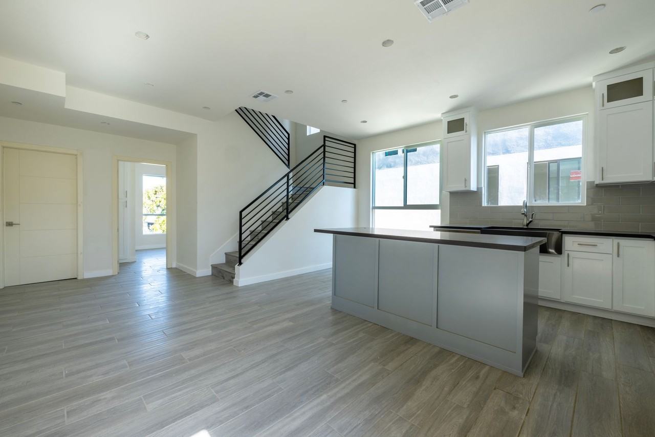 1128 W 39th St - Photo 7 of 9