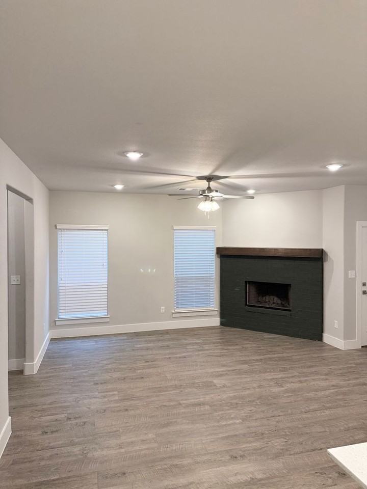 705 The Cottages Dr - Photo 4 of 18