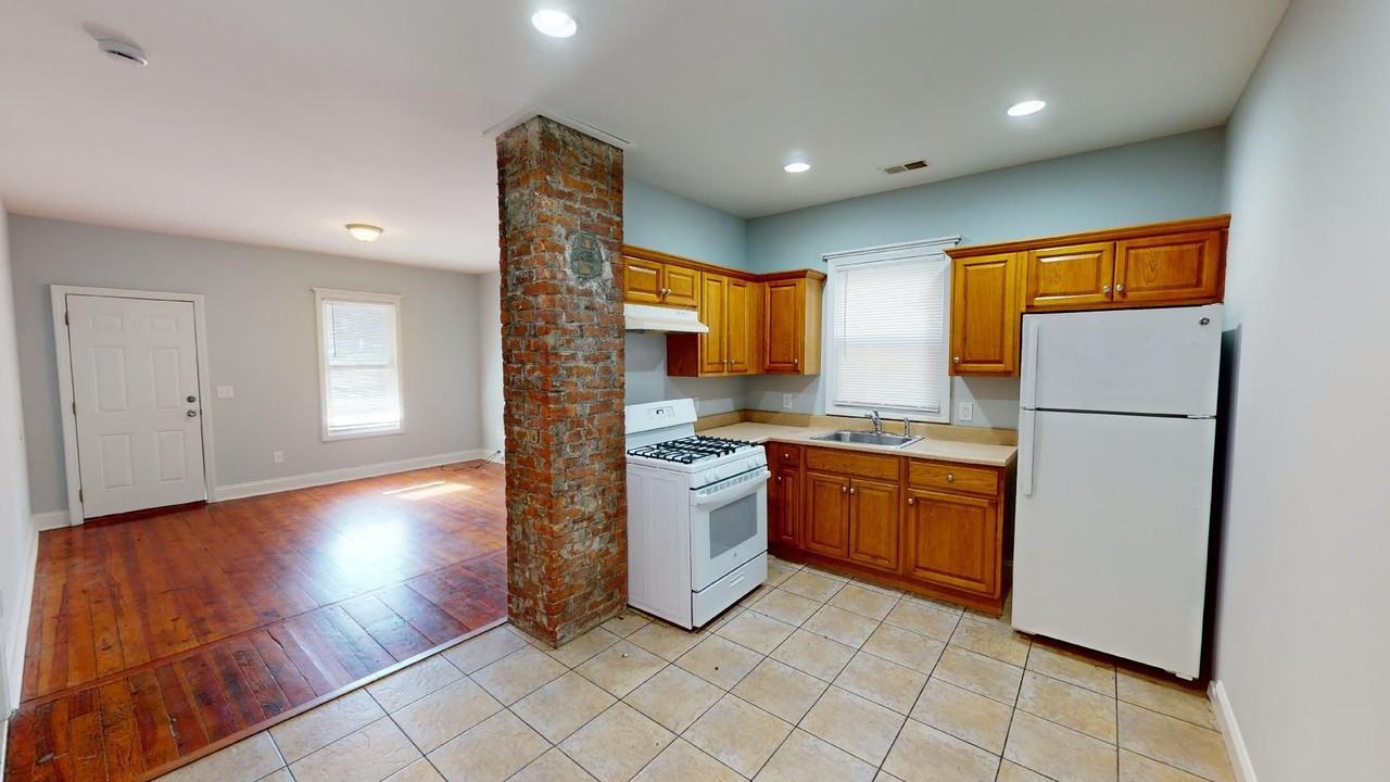 SB Howe Ave Apartment - Photo 3 of 28