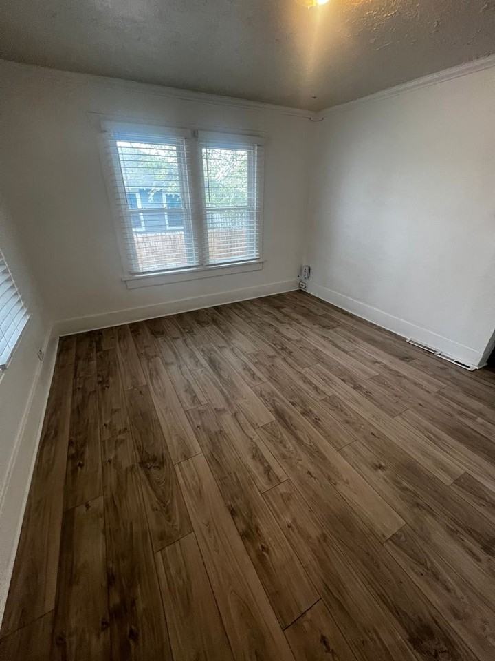 1524 E Clark St - Photo 4 of 9