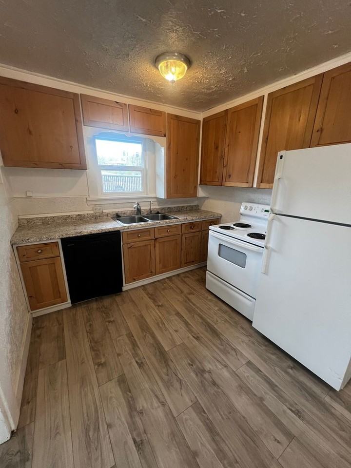 1524 E Clark St - Photo 5 of 9