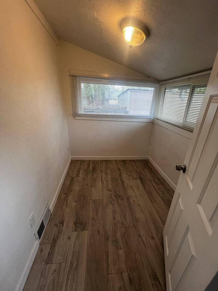 1524 E Clark St - Photo 6 of 9