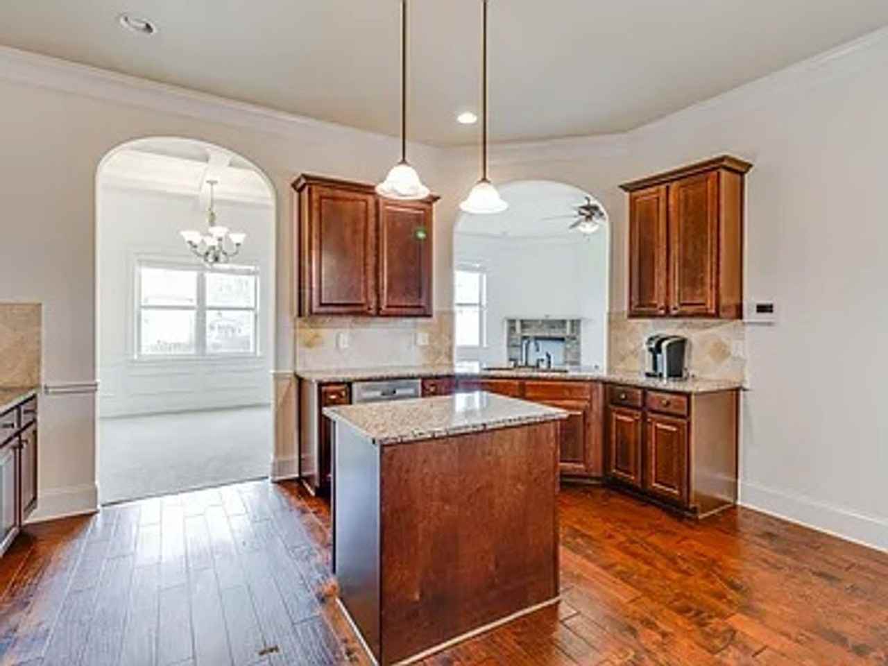 12 Hillfoots Ct - Photo 7 of 33