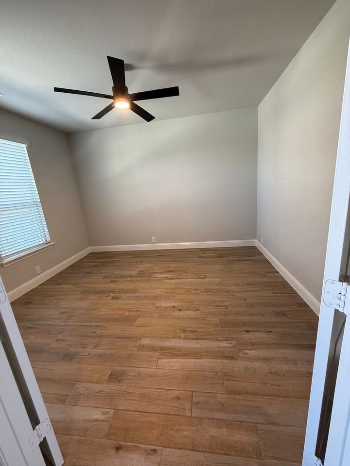 3912 Lone Rock Ln - Photo 7 of 34