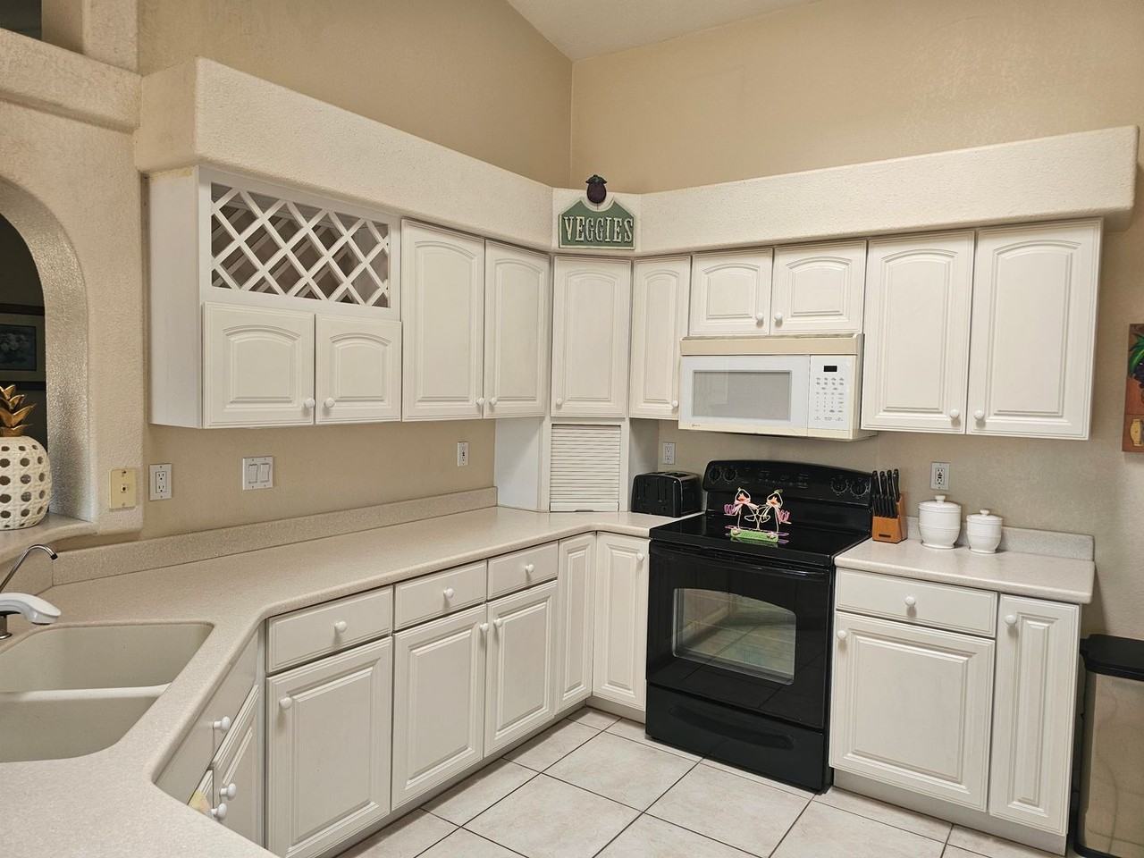 705 Armour Dr - Photo 5 of 17