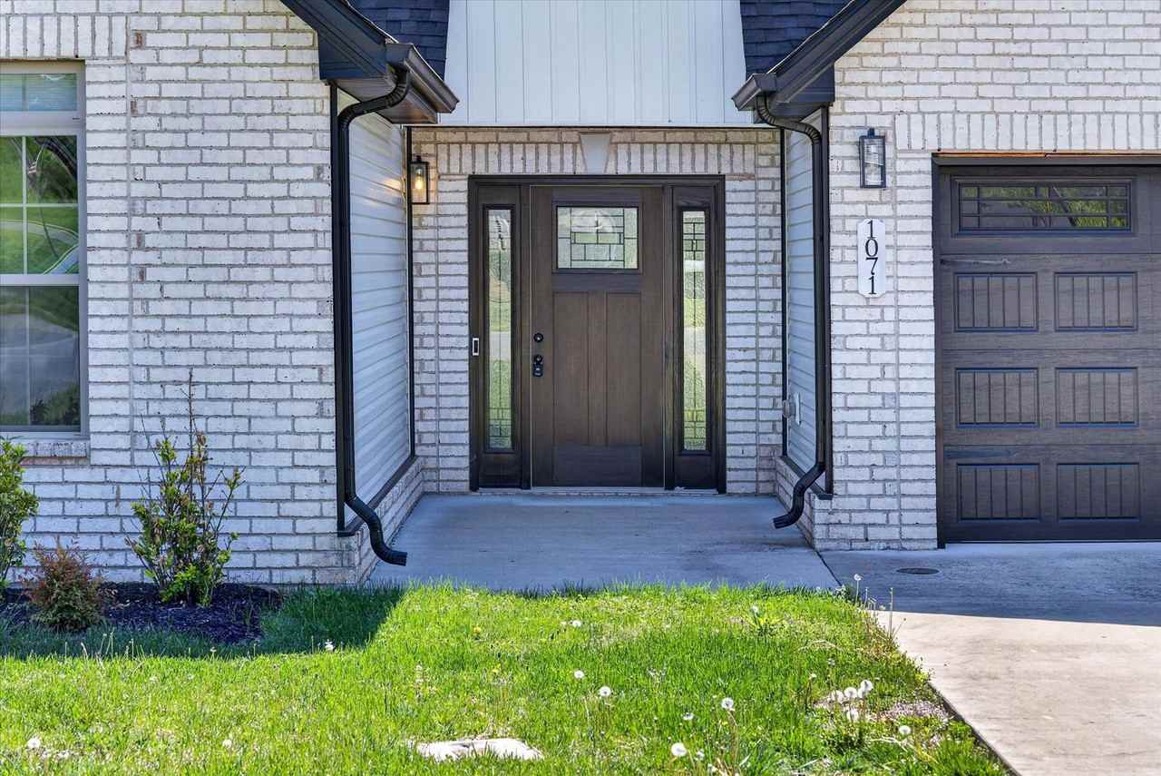 1071 Barnhill Rd - Photo 4 of 36