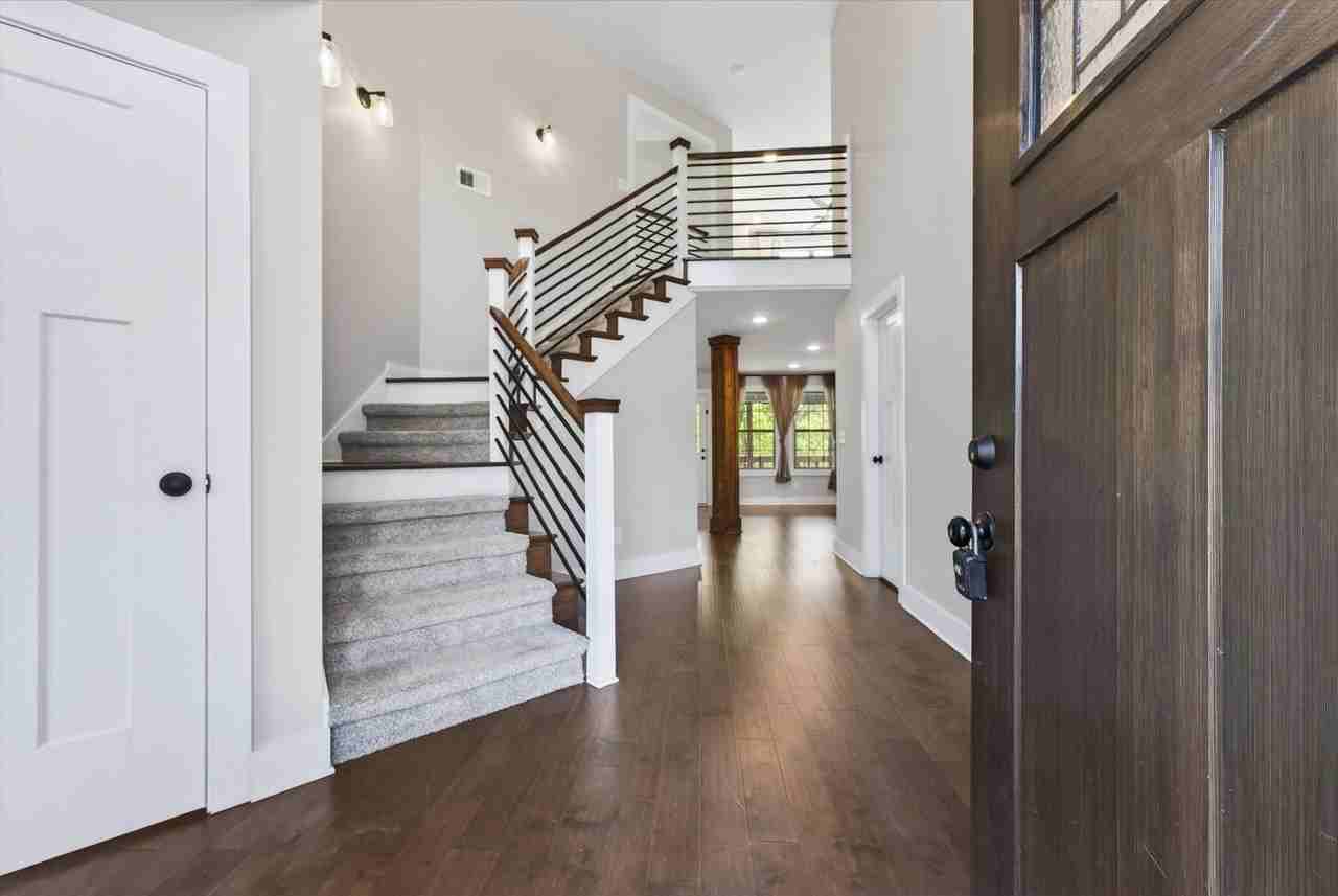 1071 Barnhill Rd - Photo 5 of 36