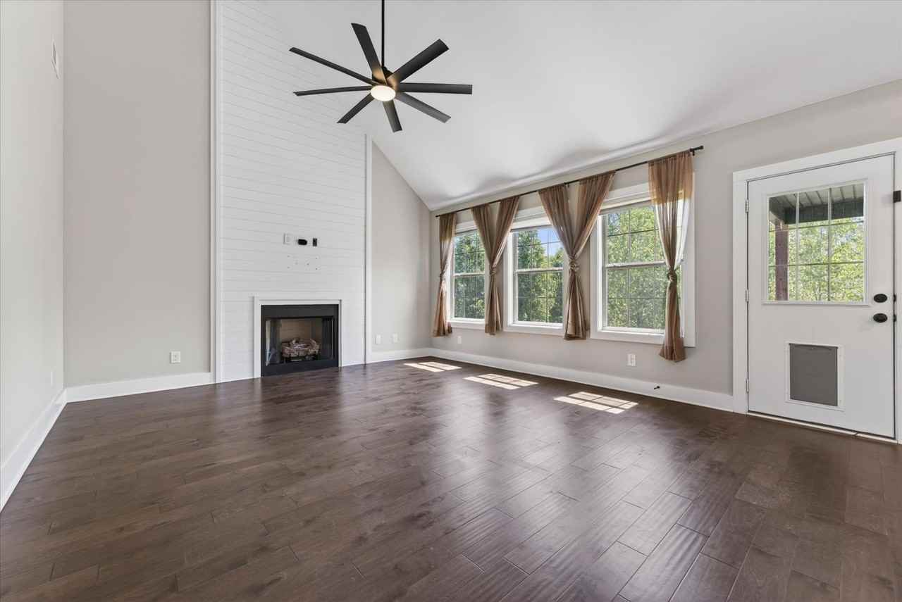 1071 Barnhill Rd - Photo 6 of 36