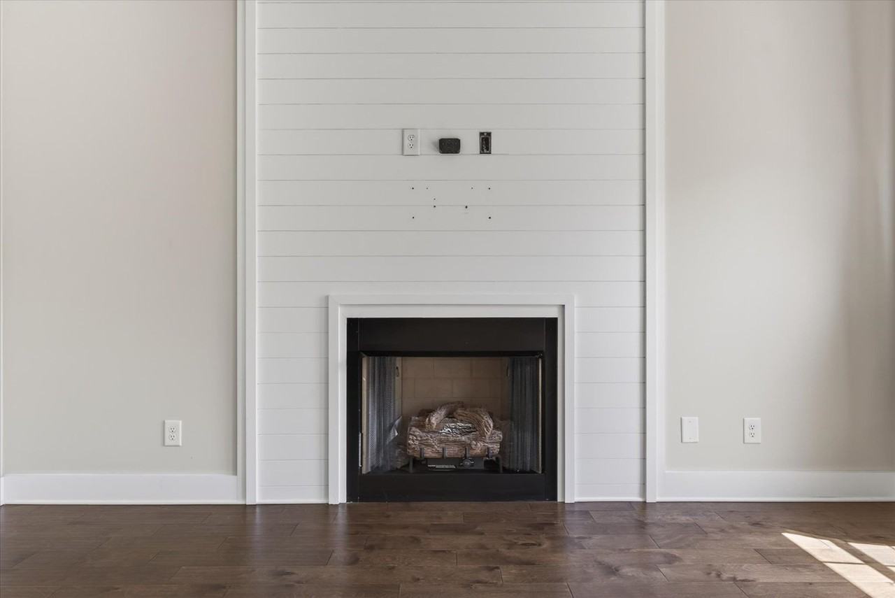 1071 Barnhill Rd - Photo 7 of 36