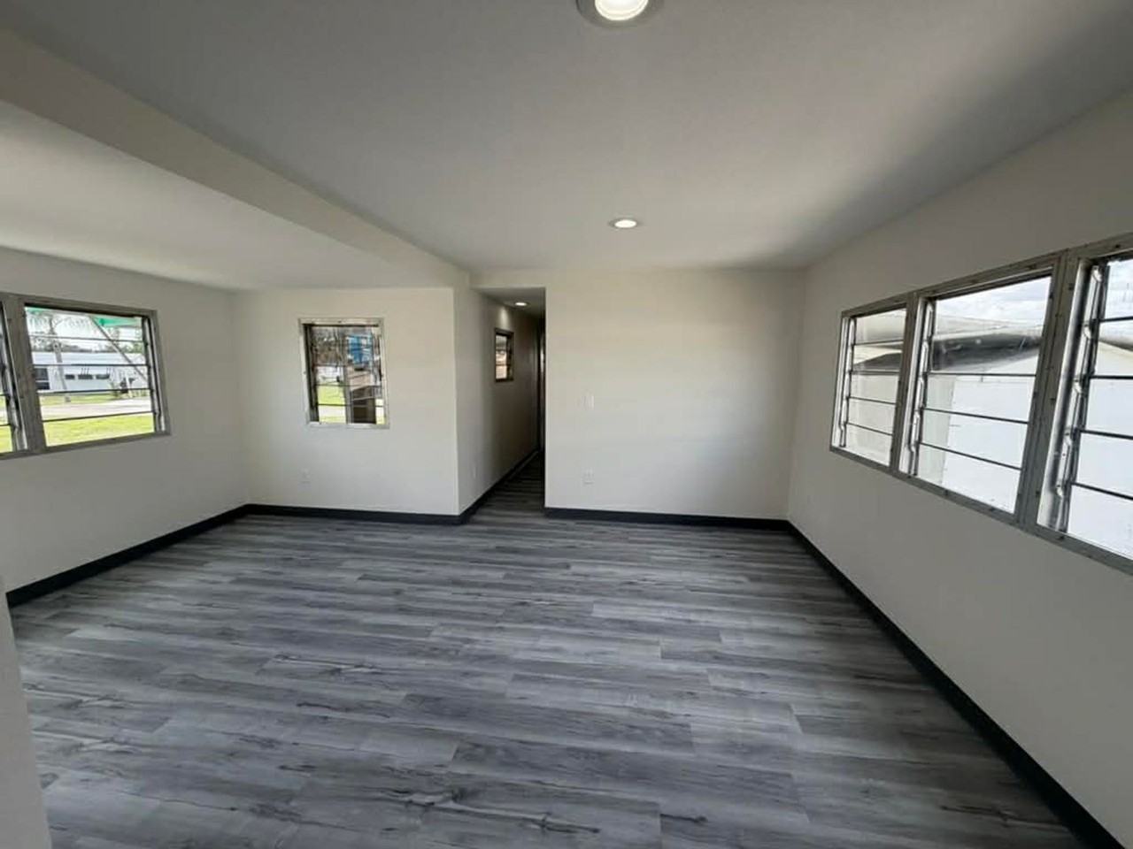 102 Amber Ave - Photo 3 of 8