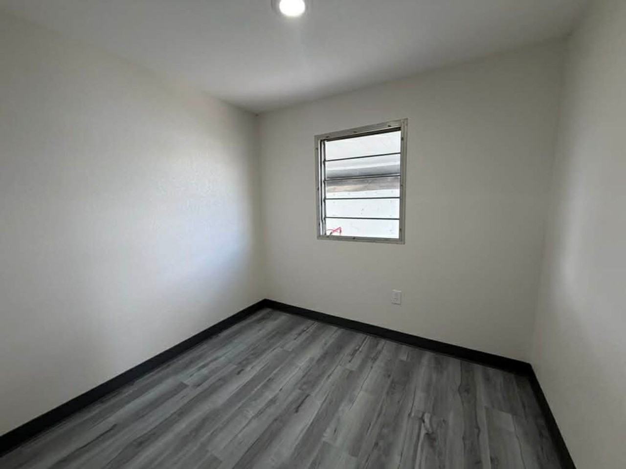 102 Amber Ave - Photo 4 of 8