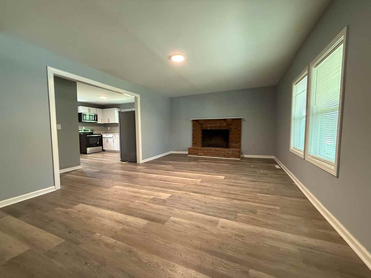 1229 Jenkins St - Photo 2 of 7