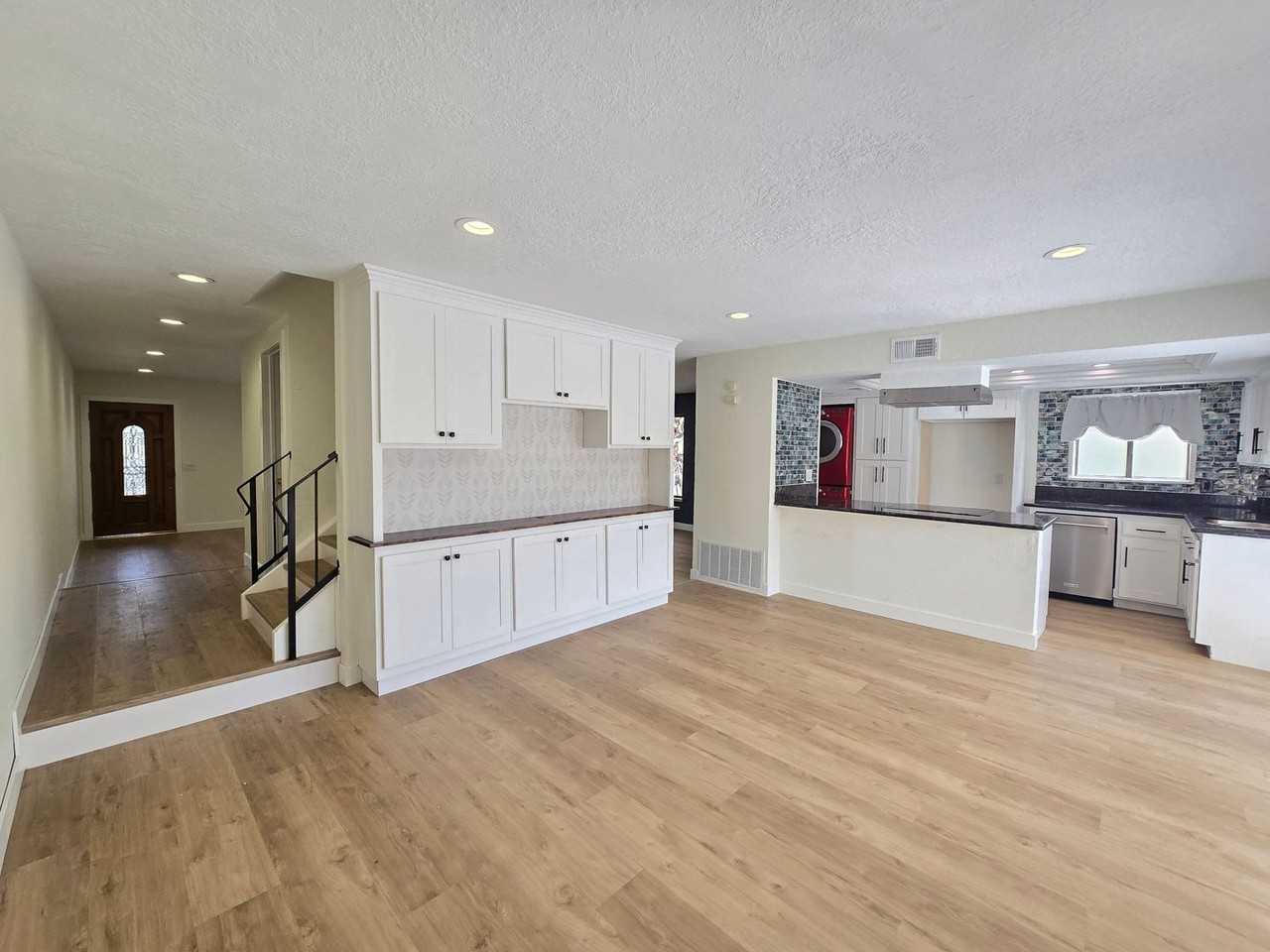 7061 Seville Way - Photo 4 of 26