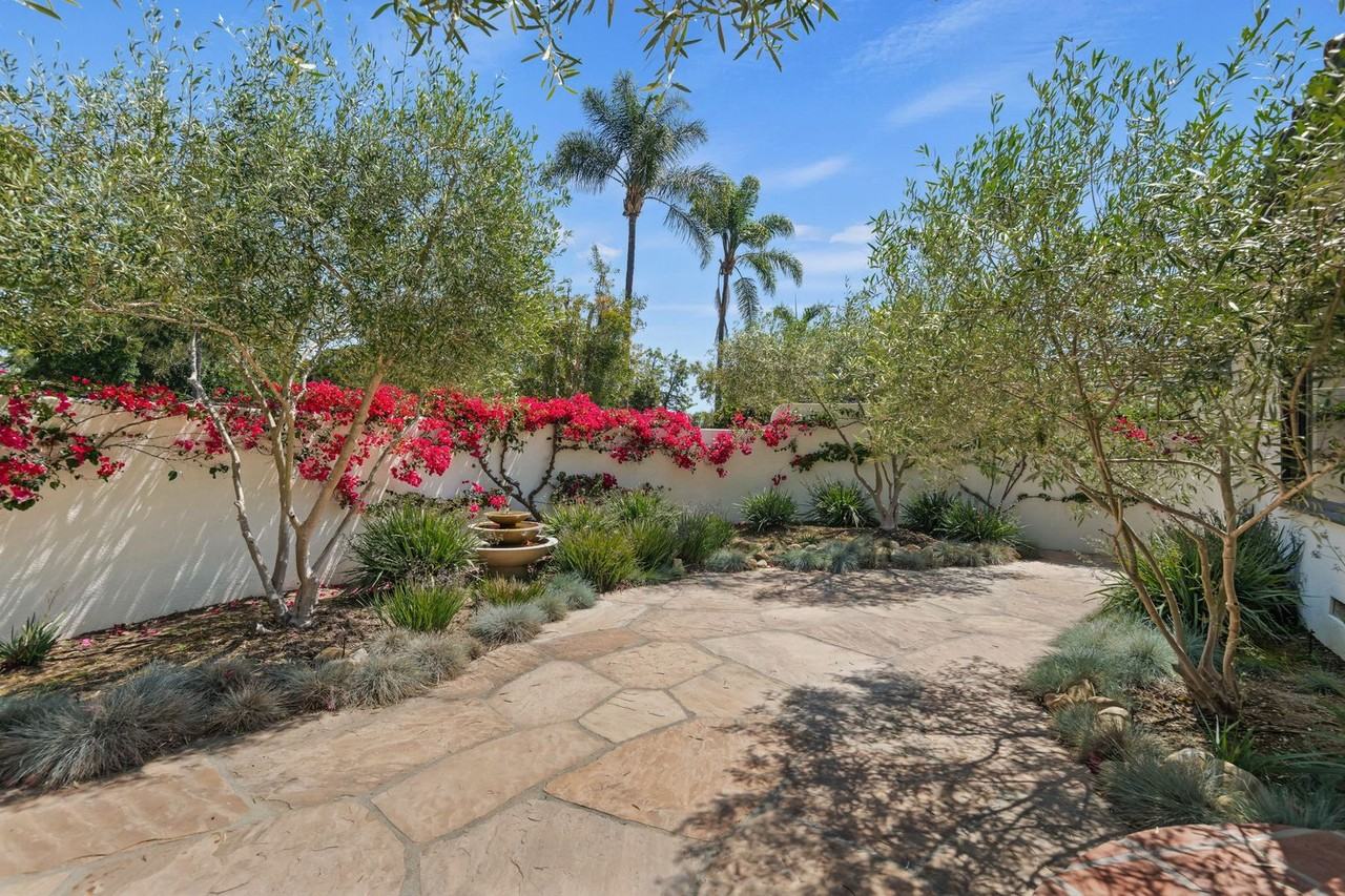 3035 Samarkand Dr - Photo 4 of 37