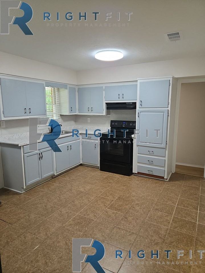 4768 Wellborn Dr - Photo 5 of 14