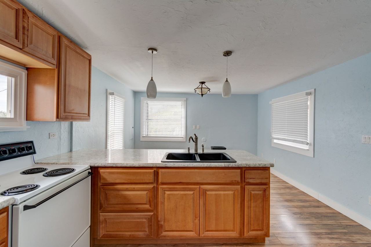 1210 Se Pioneer Way - Photo 3 of 17