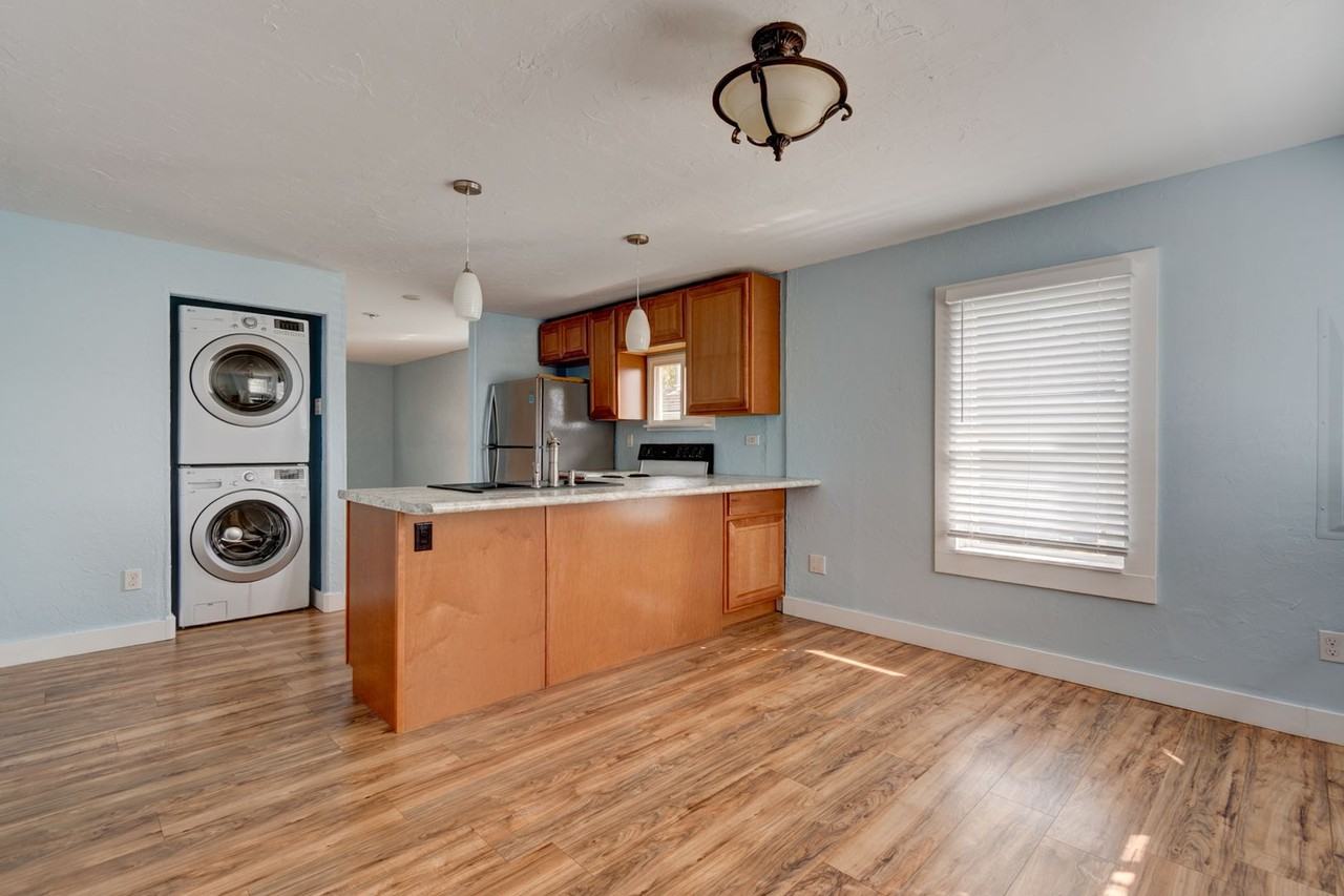 1210 Se Pioneer Way - Photo 4 of 17