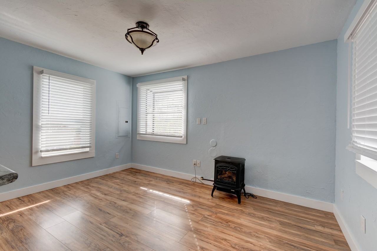 1210 Se Pioneer Way - Photo 5 of 17