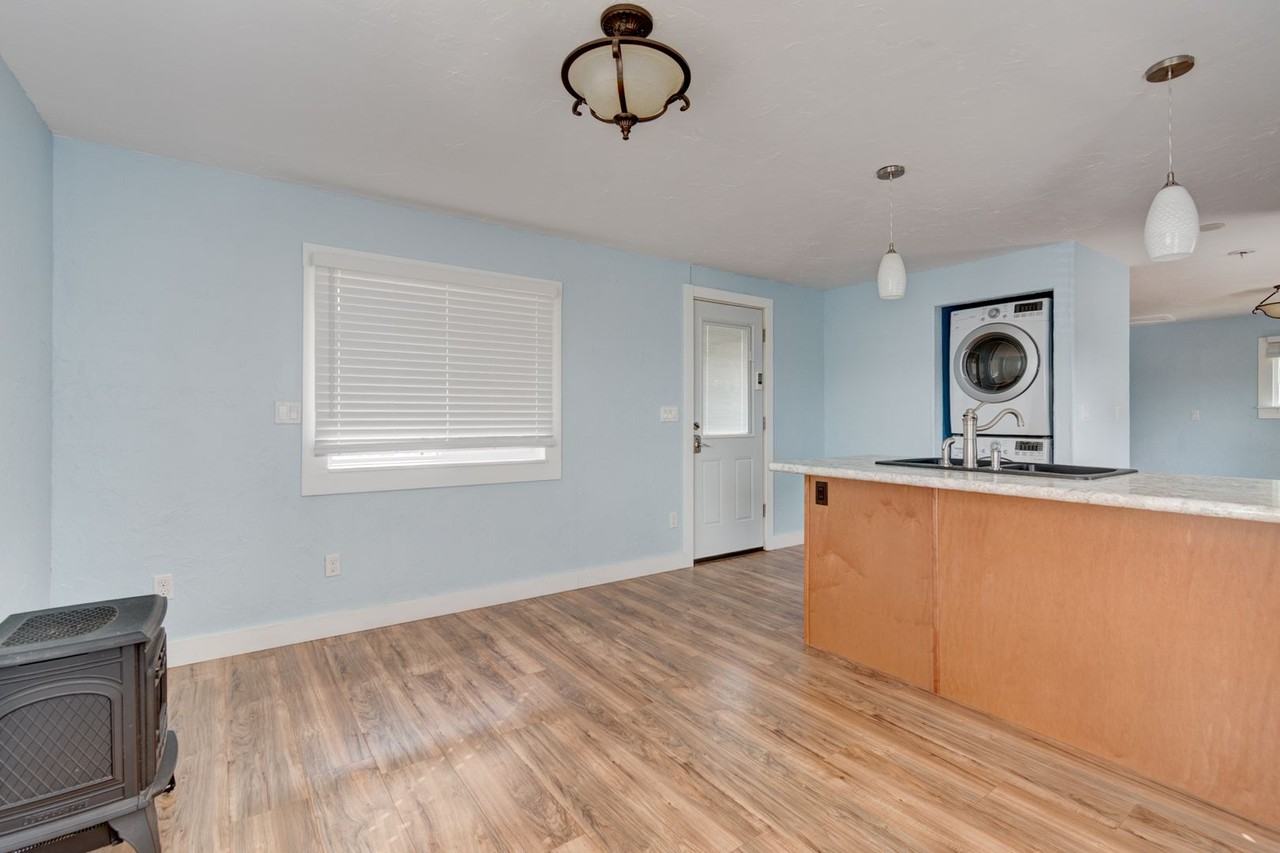 1210 Se Pioneer Way - Photo 6 of 17