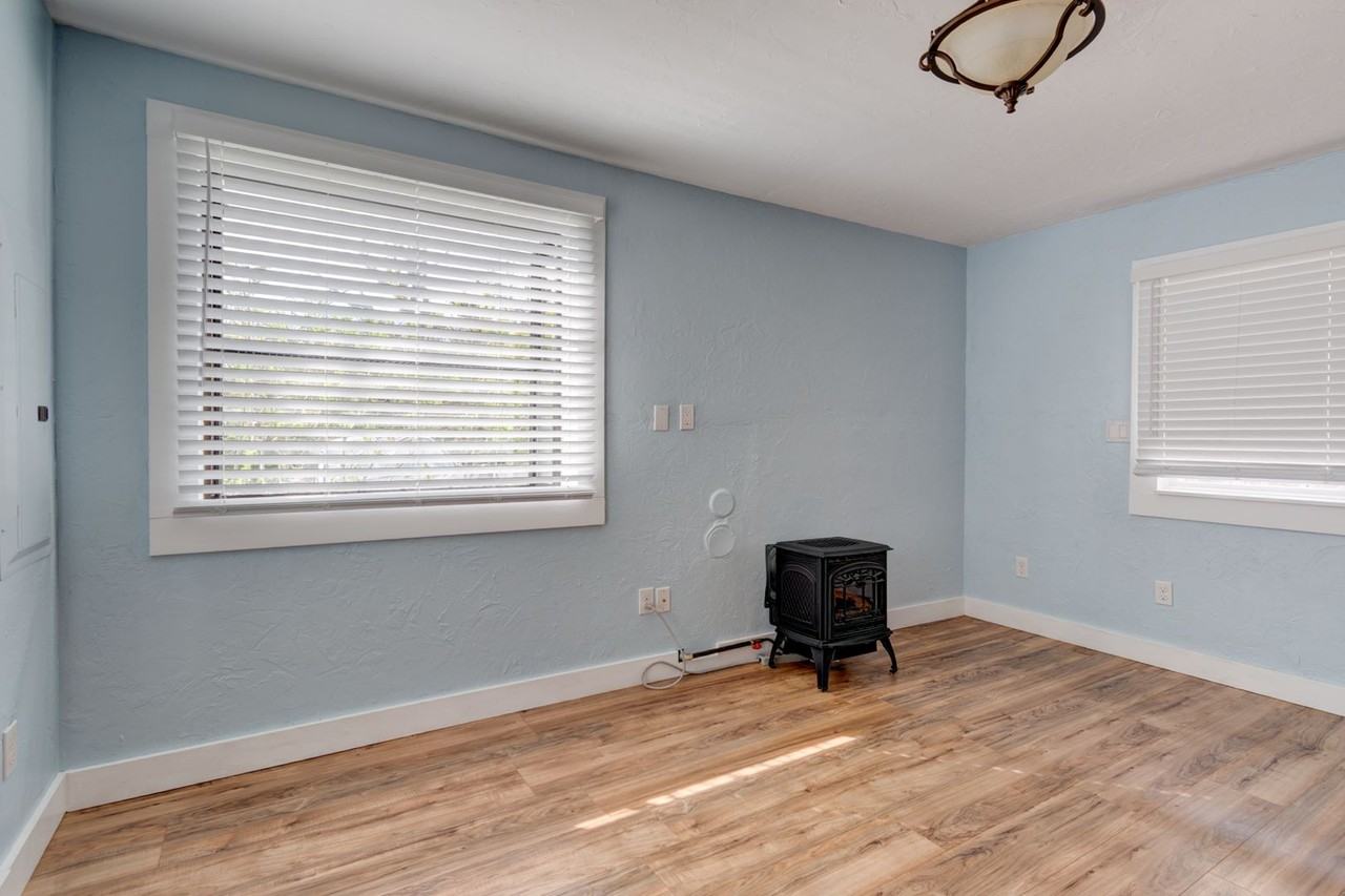 1210 Se Pioneer Way - Photo 7 of 17