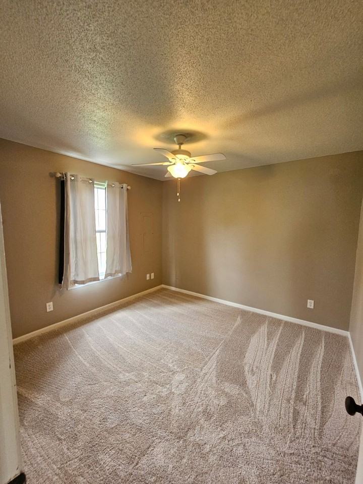 1609 Steamboat Ln - Photo 5 of 14