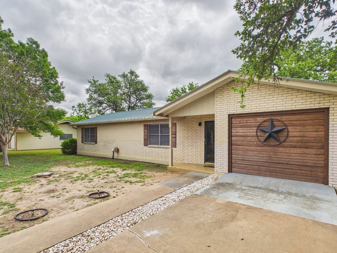 207 Skylark Dr - Photo 2 of 24