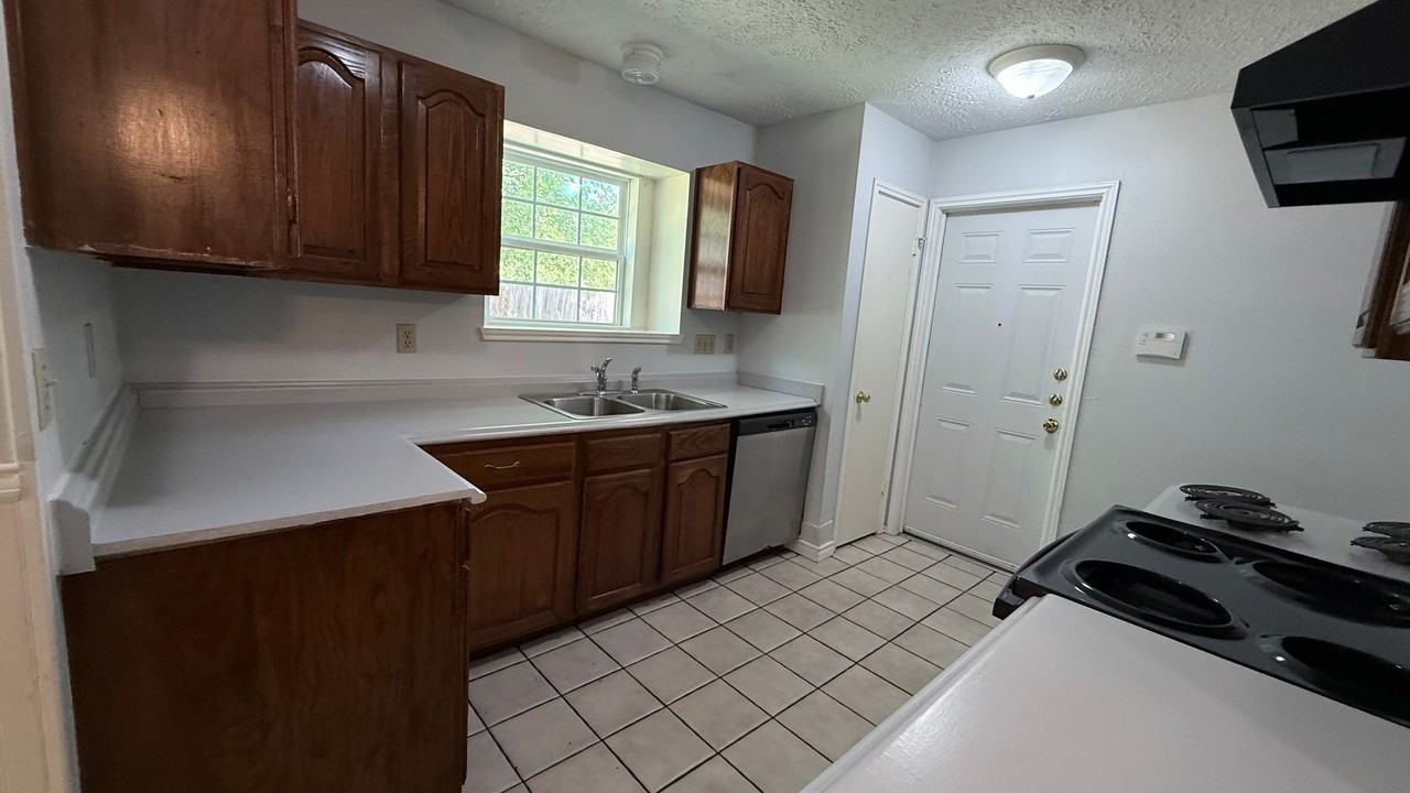 9039 Wellesley Manor Dr - Photo 3 of 12