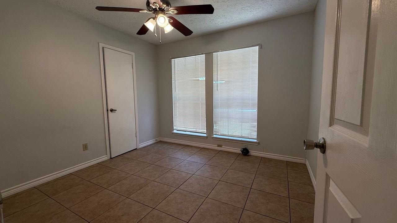 9039 Wellesley Manor Dr - Photo 6 of 12