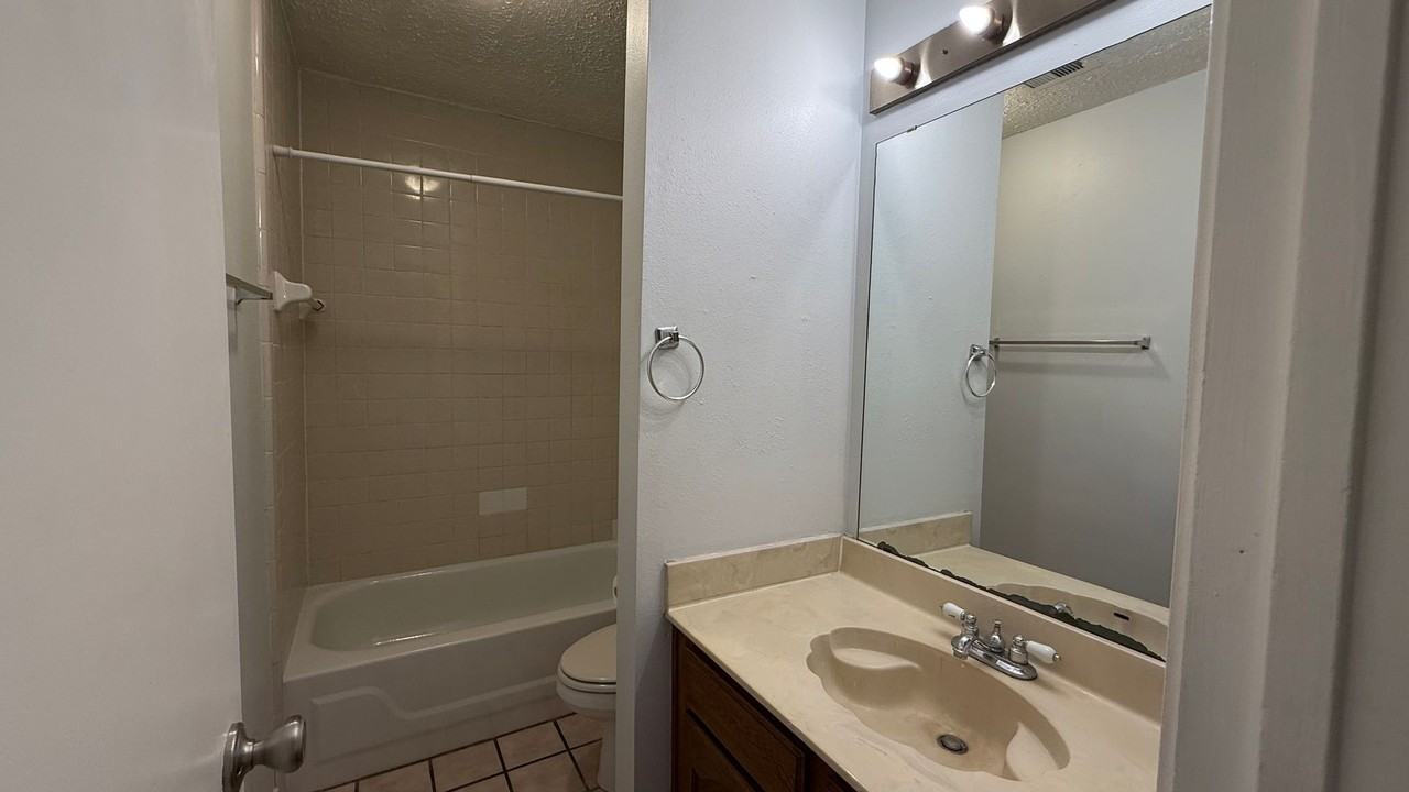 9039 Wellesley Manor Dr - Photo 7 of 12