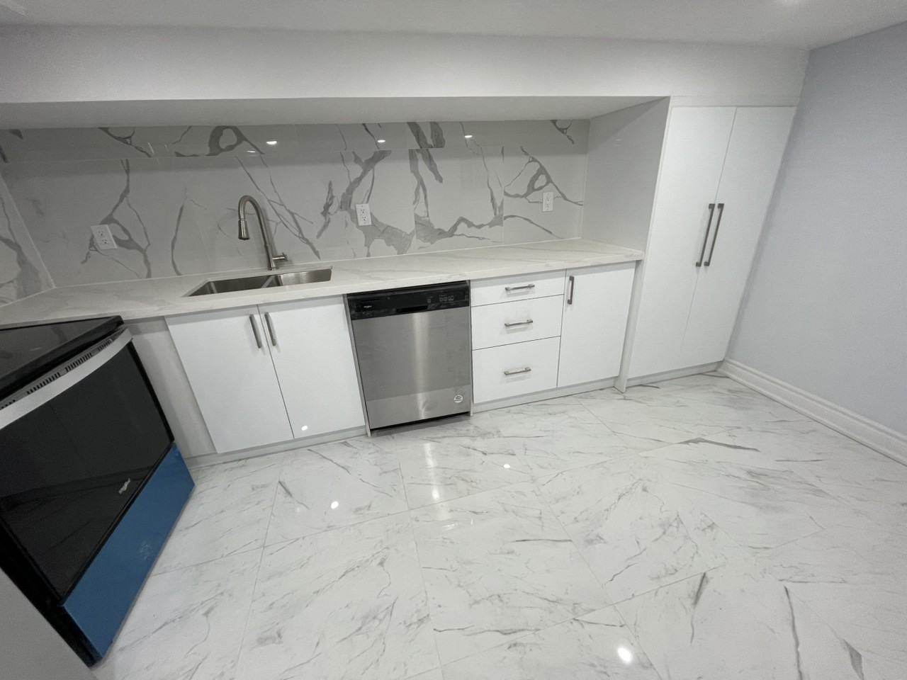 Ossington Ave - Photo 3 of 17