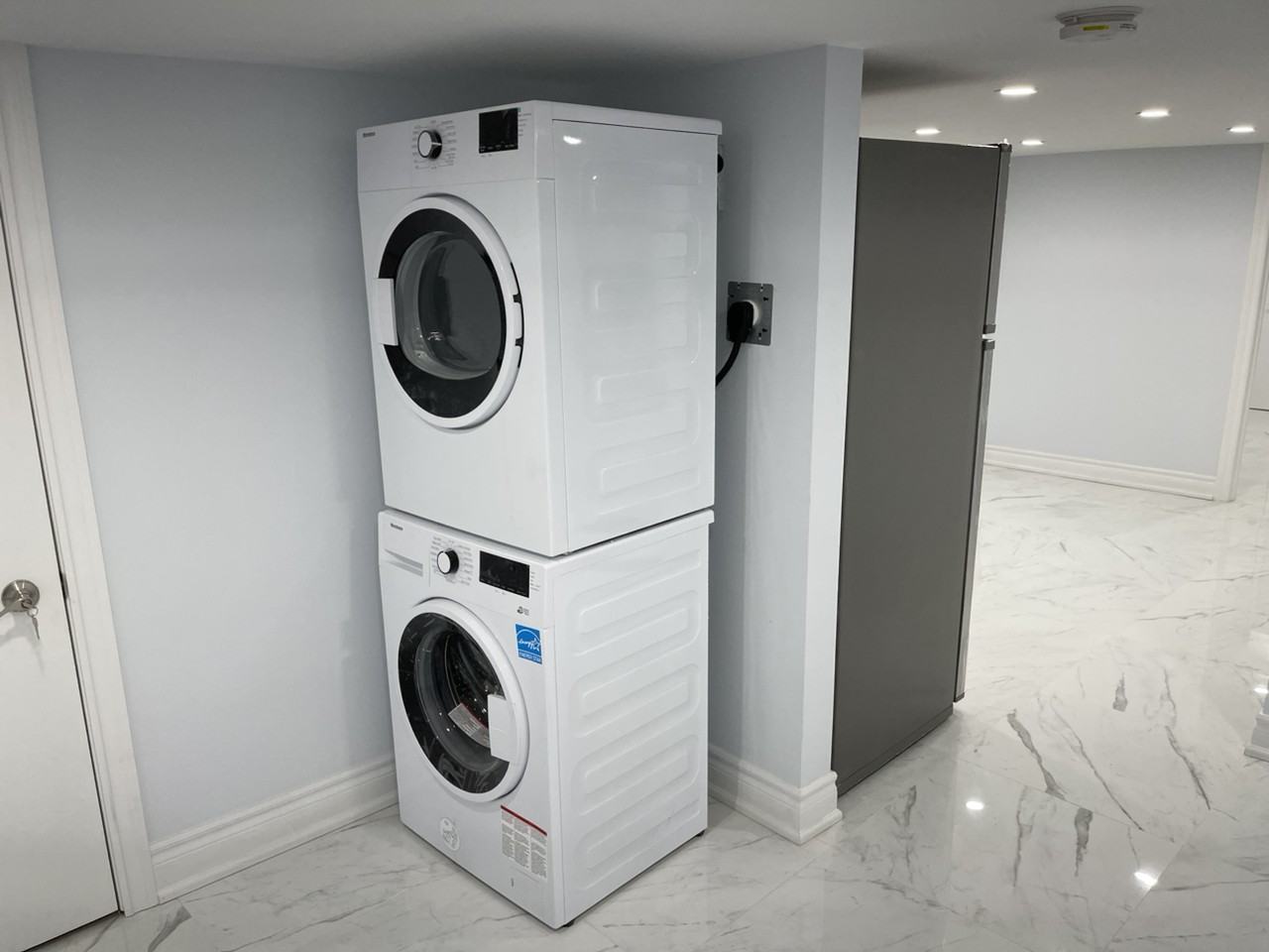 Ossington Ave - Photo 4 of 17