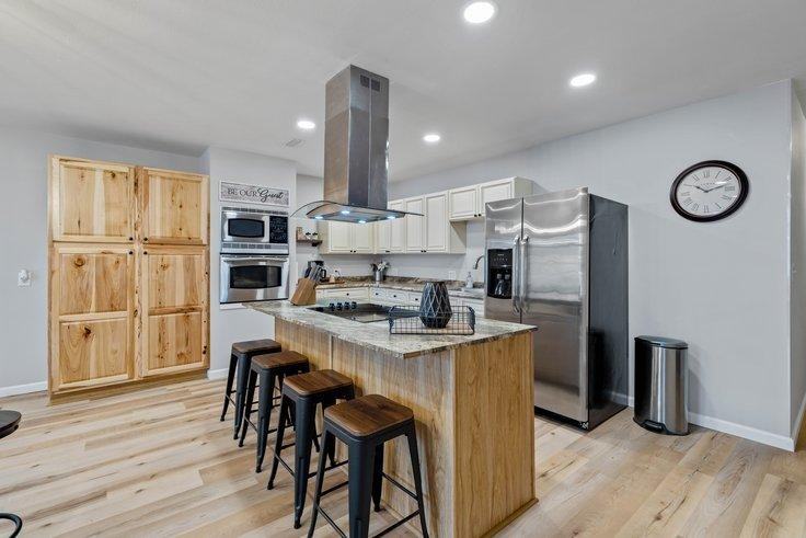 308 E Broadway St - Photo 3 of 7