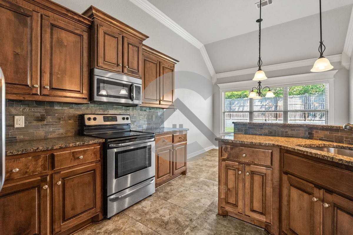 6137 Remington Dr - Photo 5 of 10