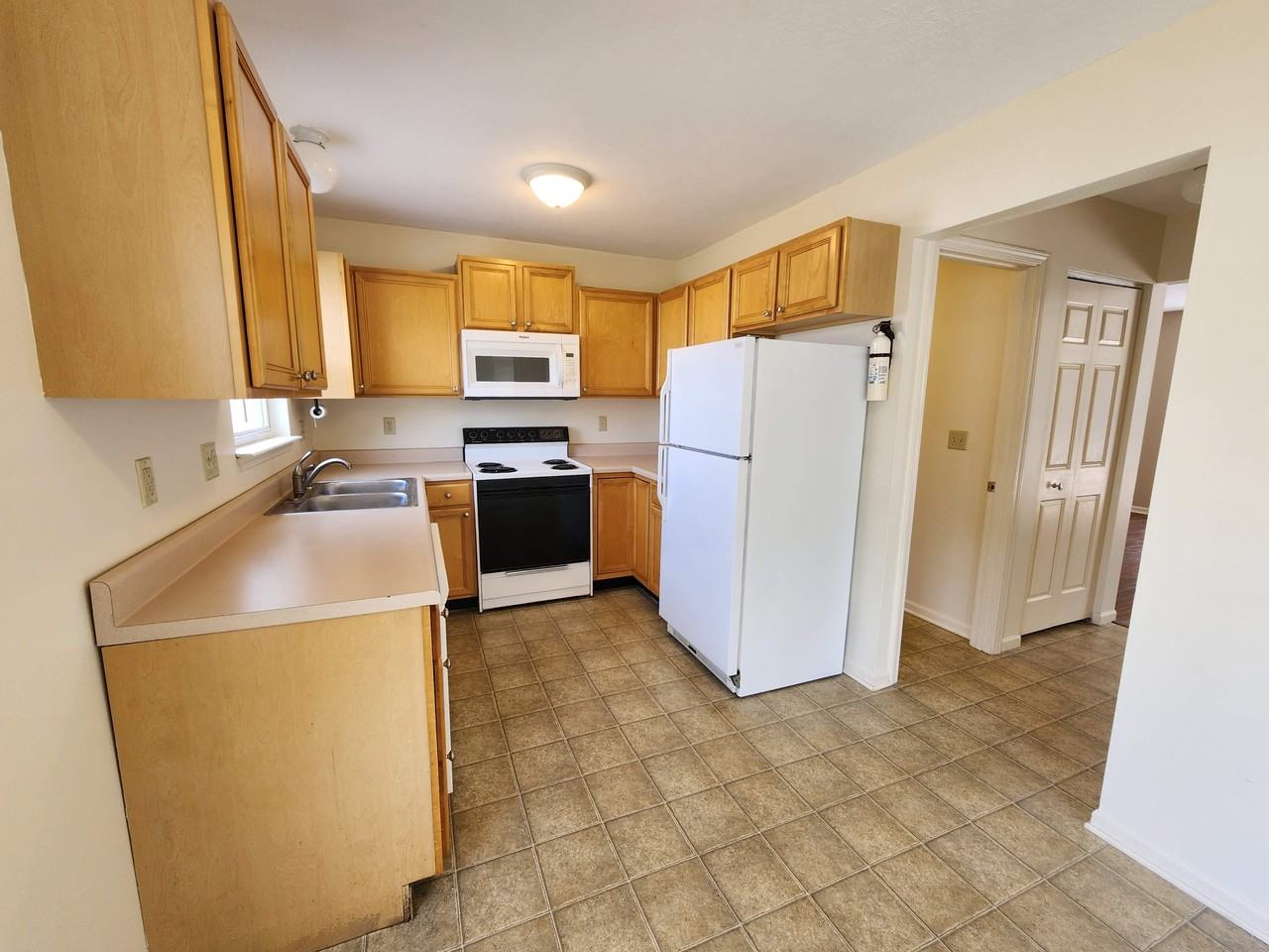 28 Applewood Cir #28 - Photo 4 of 12