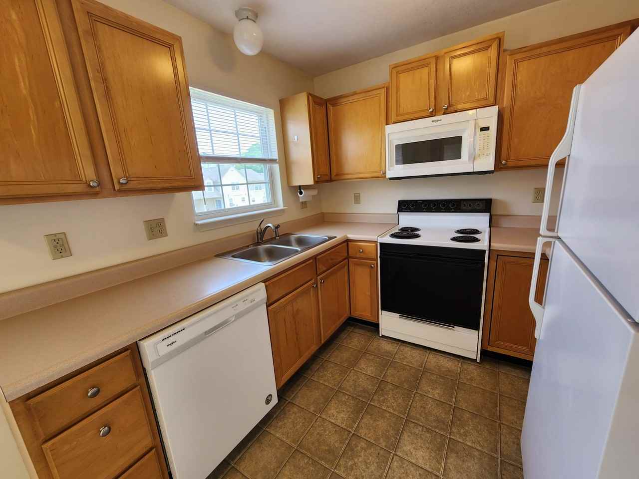 28 Applewood Cir #28 - Photo 5 of 12