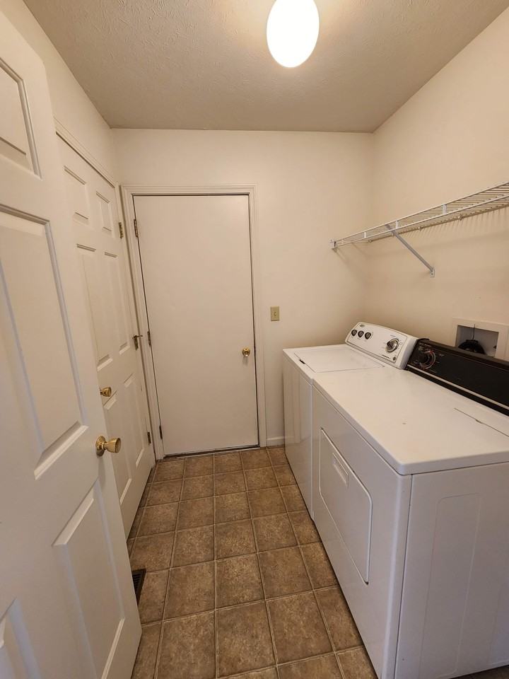 28 Applewood Cir #28 - Photo 7 of 12