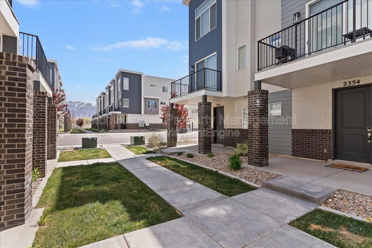 2342 W Leigh Ln - Photo 2 of 34