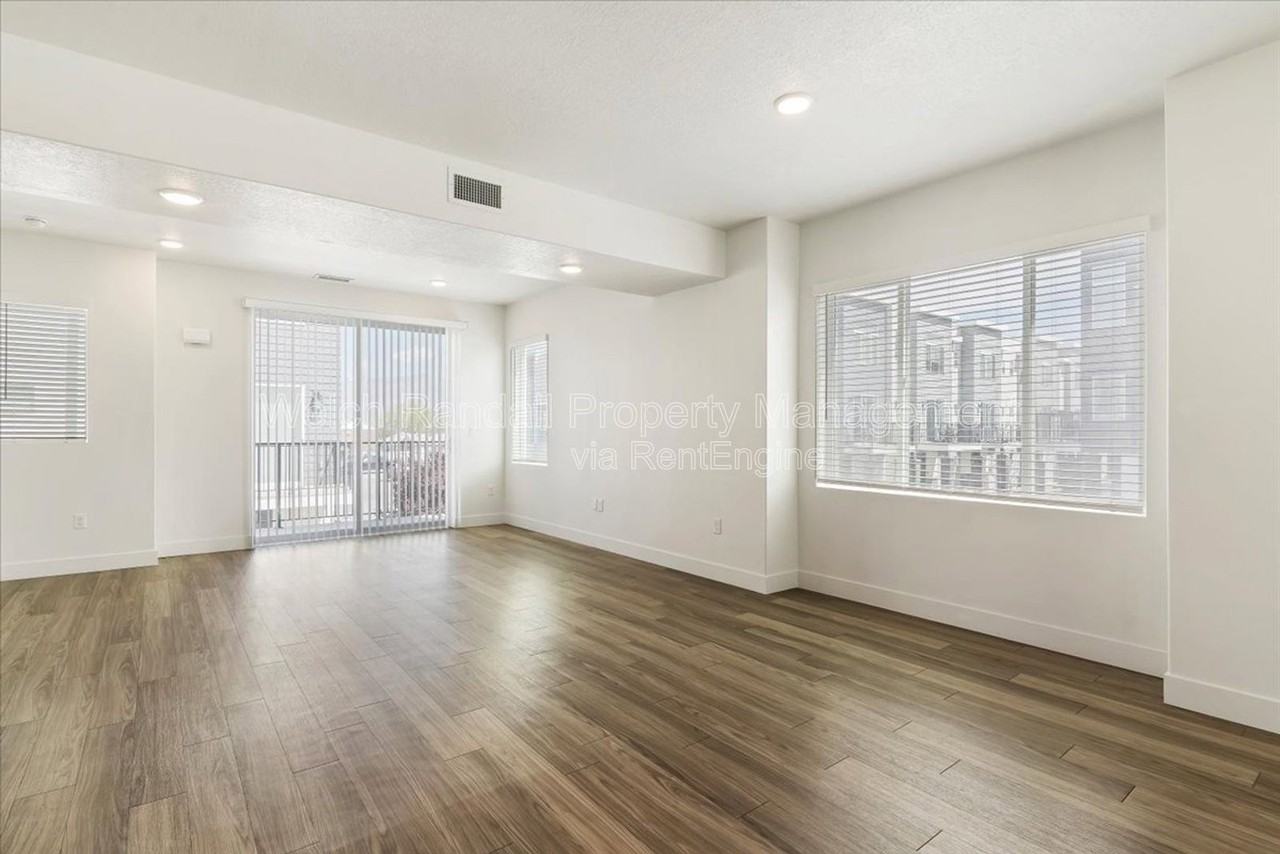 2342 W Leigh Ln - Photo 3 of 34