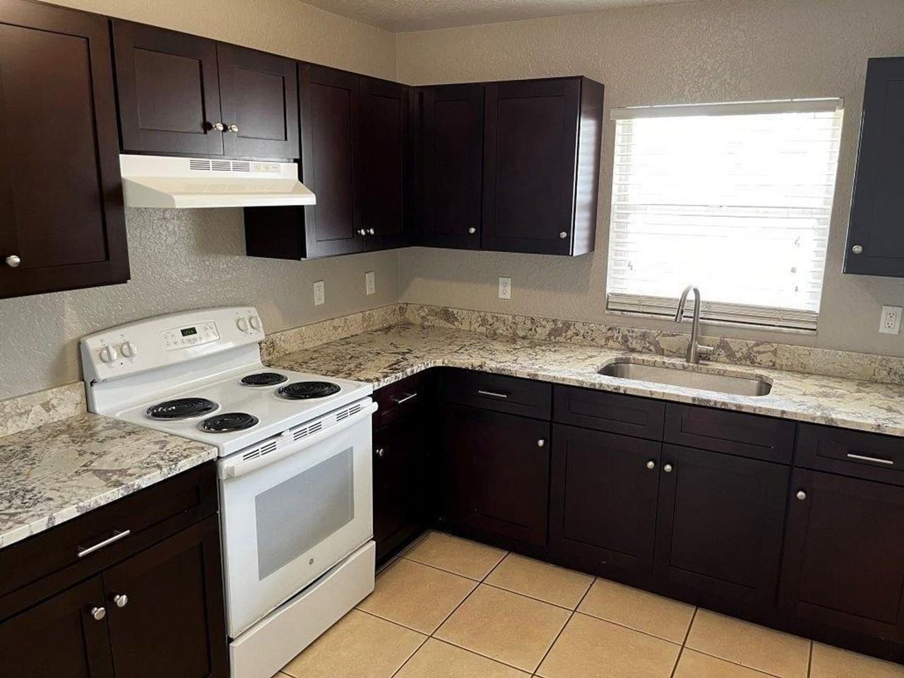 354 Pearlwood St - Photo 3 of 18