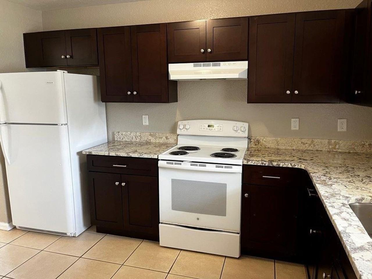 354 Pearlwood St - Photo 4 of 18