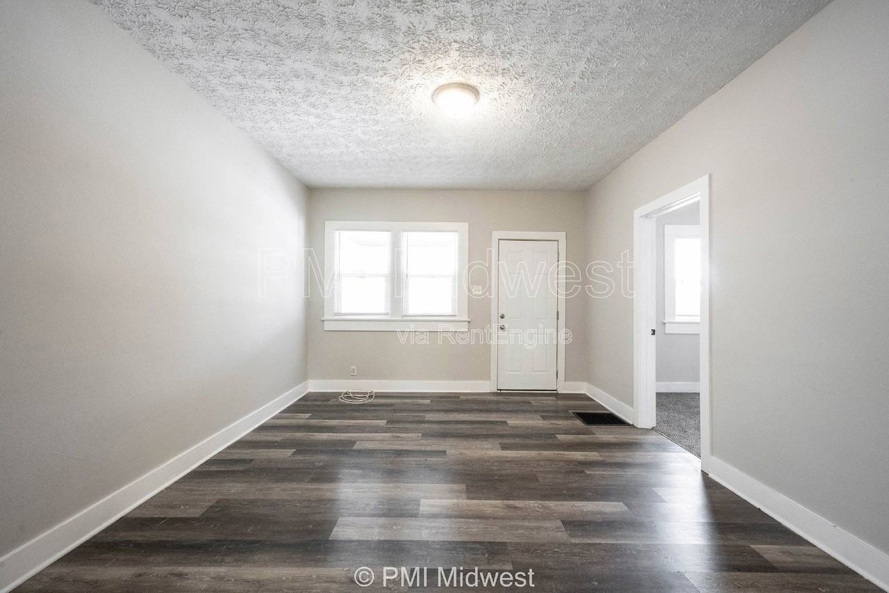 729 N Bosart Ave - Photo 3 of 27