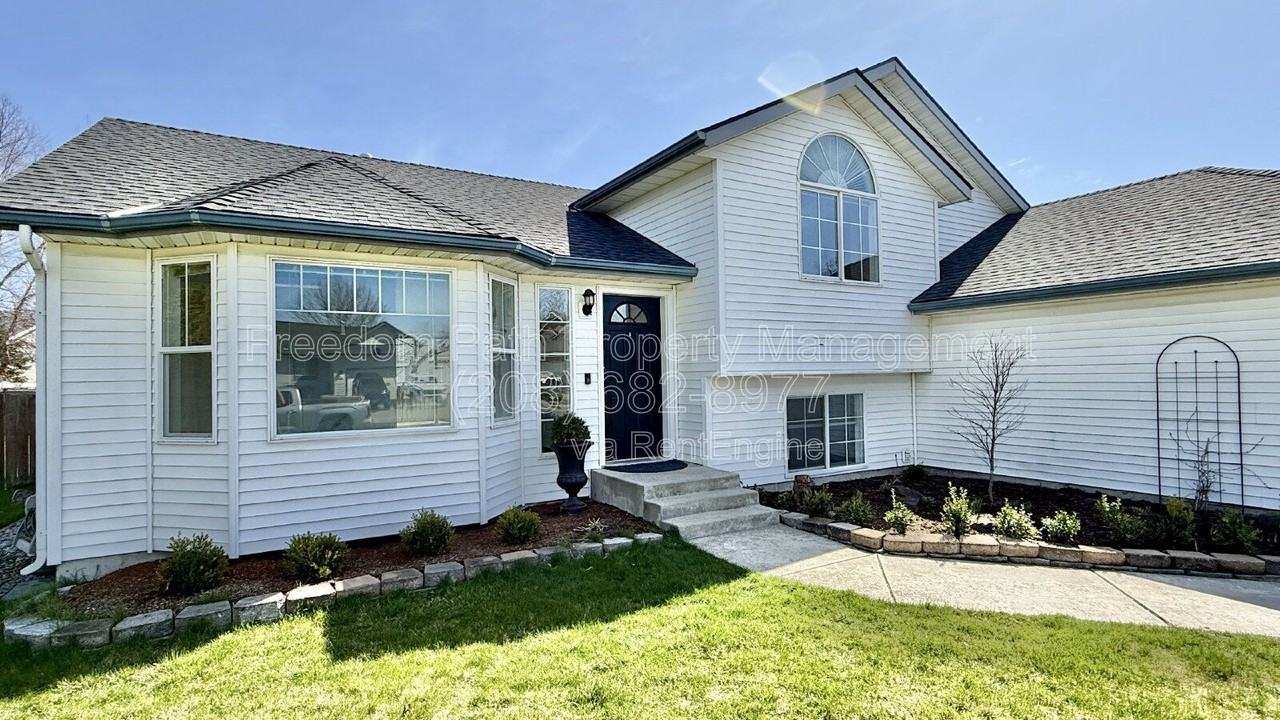 8061 N Ainsworth Dr - Photo 2 of 26