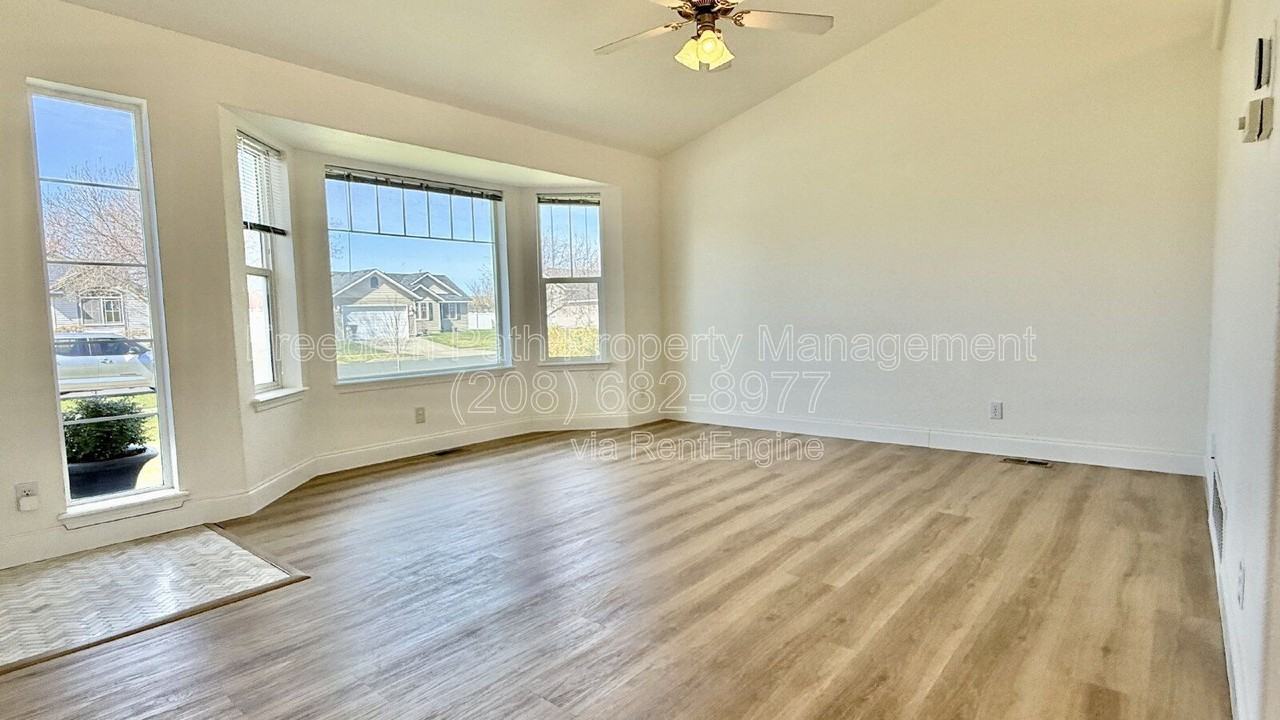 8061 N Ainsworth Dr - Photo 4 of 26